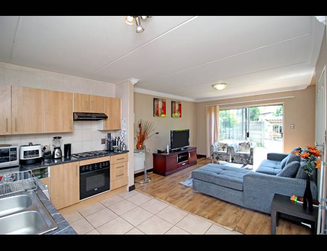 2 BEDROOM TOWNHOUSE FOR SALE IN NORTH RIDING